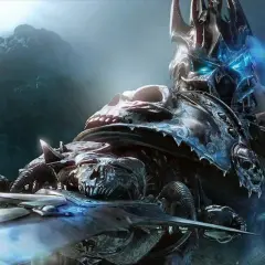 Mroczny Lich King w zbroi z czaszek, z lodowym mieczem i niebieskimi oczami, gotów do walki.