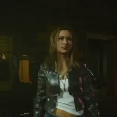 Kobieta w skórzanej kurtce, gotowa na nocne przygody w świecie cyberpunk romansów. W tle wieszaki z ubraniami.