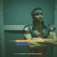 Cyberpunk czynnik ludzki: Kerry, z opaską na głowie i w skórzanej kurtce, dyskutuje o zespole. Jego wyraz twarzy sugeruje napięcie.