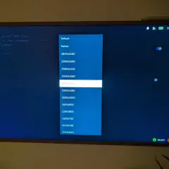 Ekran telewizora z menu wyboru rozdzielczości gry, zaznaczono 1920x1200.