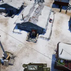 Zimowa osada w Atom RPG Trudograd. Postać stoi przed chatą, obok stosy drewna i stragan z warzywami.