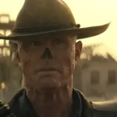 Ghoul z Fallout, w kapeluszu kowbojskim, z bliznami na twarzy, przemierza pustkowia.