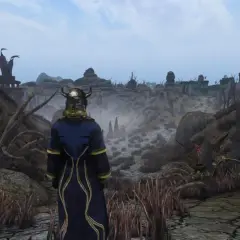 Postać w zbroi i niebieskim płaszczu patrzy na pustynny krajobraz z ruinami w oddali. To Morrowind Remastered.