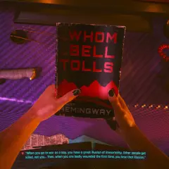 Ręce trzymają książkę "Komu bije dzwon" na tle cyberpunkowego stołu. Jackie z Cyberpunka mógłby czytać tę książkę.
