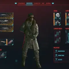 Gracz w grze cyberpunk, gotowy na nowe wyzwania w trybie new game plus, z arsenałem broni i ekwipunkiem.