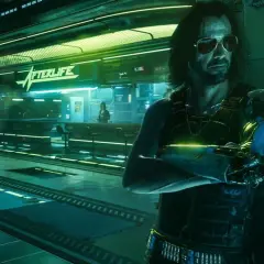 Mężczyzna w okularach przeciwsłonecznych i z cybernetycznym ramieniem stoi przed barem "Afterlife". Jego styl to kwintesencja mody cyberpunk.