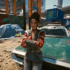 Panam z Cyberpunk 2077 stoi obok swojego zielonego pojazdu, z rękami skrzyżowanymi na piersi, w postapokaliptycznym otoczeniu.