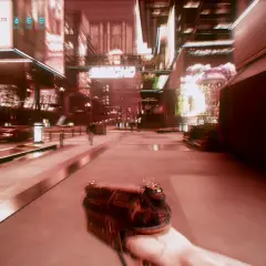 Wizja z gry Cyberpunk 2077, gdzie cyberpsychoza jest realnym zagrożeniem. Gracz trzyma broń, przemierzając neonowe ulice Night City.