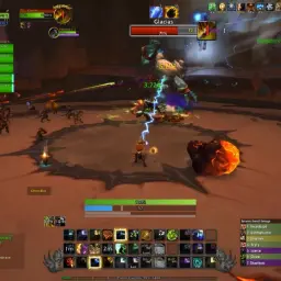 Gracze w grze **Warcraft online** walczą z potężnym bossem. Widoczny jest interfejs gry z paskami zdrowia, czarów i listą graczy.