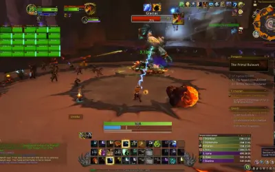 Gracze w grze **Warcraft online** walczą z potężnym bossem. Widoczny jest interfejs gry z paskami zdrowia, czarów i listą graczy.