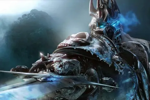 Mroczny Lich King w zbroi z czaszek, z lodowym mieczem i niebieskimi oczami, gotów do walki.
