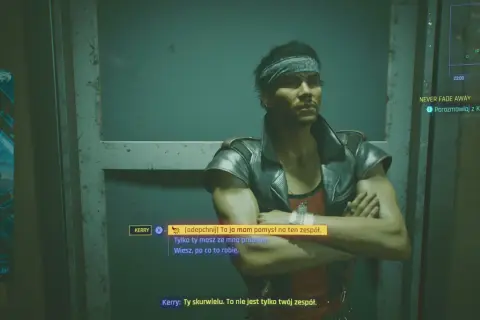 Cyberpunk czynnik ludzki: Kerry, z opaską na głowie i w skórzanej kurtce, dyskutuje o zespole. Jego wyraz twarzy sugeruje napięcie.