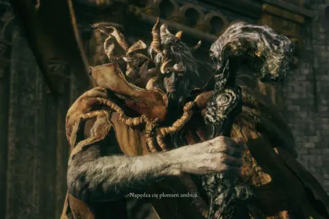 Margit, the Fell Omen z Elden Ring, z rogami i kosturem, patrzy groźnie.
