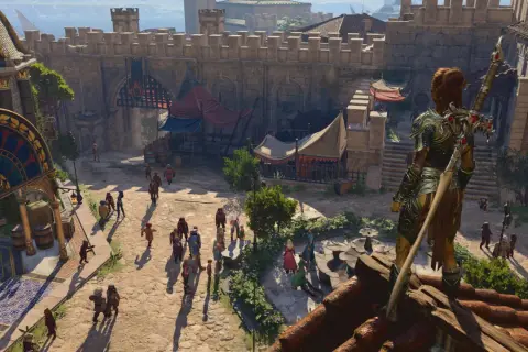 Postać w zbroi z mieczem na dachu, obserwuje tętniący życiem rynek. Czy warto kupić Baldur's Gate 3?