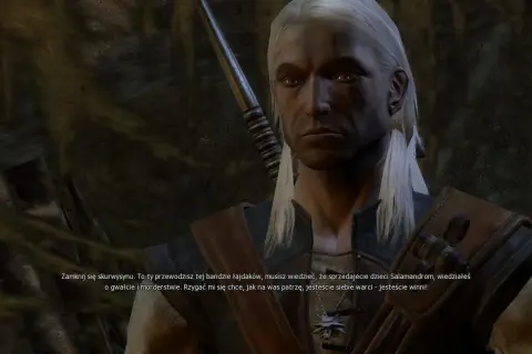 Polski wiedzmin Geralt z Rivii, z blizną na twarzy i srebrnym medalionem, wpatruje się w rozmówcę.