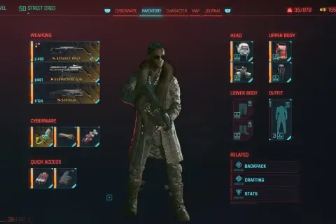 Gracz w grze cyberpunk, gotowy na nowe wyzwania w trybie new game plus, z arsenałem broni i ekwipunkiem.