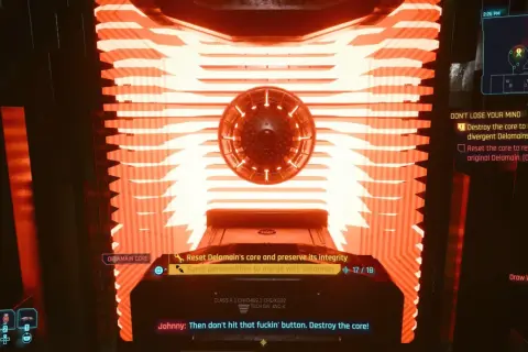 Cyberpunk 2077: reanimacja Delamaina. Rdzeń Delamaina, otoczony pomarańczowym blaskiem, czeka na decyzję.