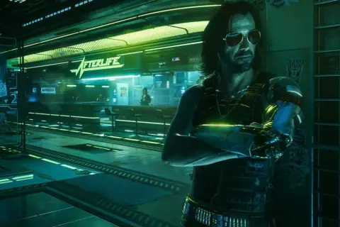 Mężczyzna w okularach przeciwsłonecznych i z cybernetycznym ramieniem stoi przed barem "Afterlife". Jego styl to kwintesencja mody cyberpunk.