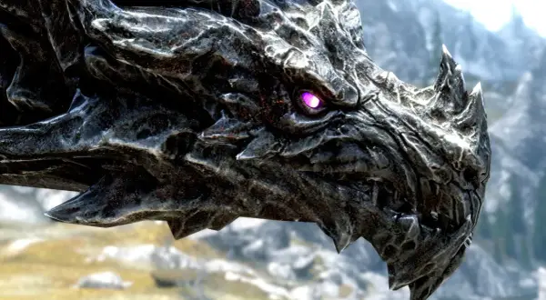 Smoczy łeb z fioletowym okiem, groźny jak każdy dragonborn.