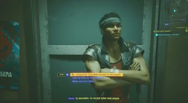 Cyberpunk czynnik ludzki: Kerry, z opaską na głowie i w skórzanej kurtce, dyskutuje o zespole. Jego wyraz twarzy sugeruje napięcie.
