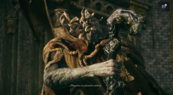 Margit, the Fell Omen z Elden Ring, z rogami i kosturem, patrzy groźnie.