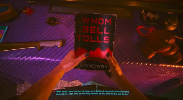 Ręce trzymają książkę "Komu bije dzwon" na tle cyberpunkowego stołu. Jackie z Cyberpunka mógłby czytać tę książkę.