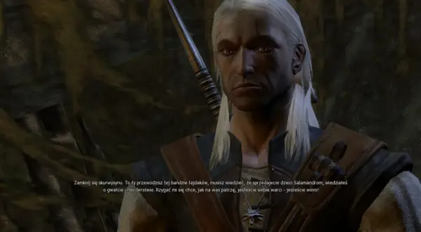 Polski wiedzmin Geralt z Rivii, z blizną na twarzy i srebrnym medalionem, wpatruje się w rozmówcę.