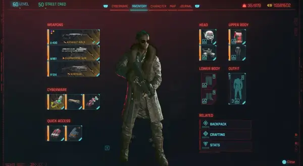 Gracz w grze cyberpunk, gotowy na nowe wyzwania w trybie new game plus, z arsenałem broni i ekwipunkiem.