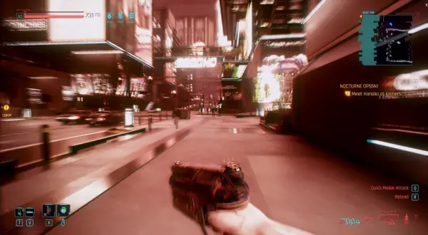 Wizja z gry Cyberpunk 2077, gdzie cyberpsychoza jest realnym zagrożeniem. Gracz trzyma broń, przemierzając neonowe ulice Night City.
