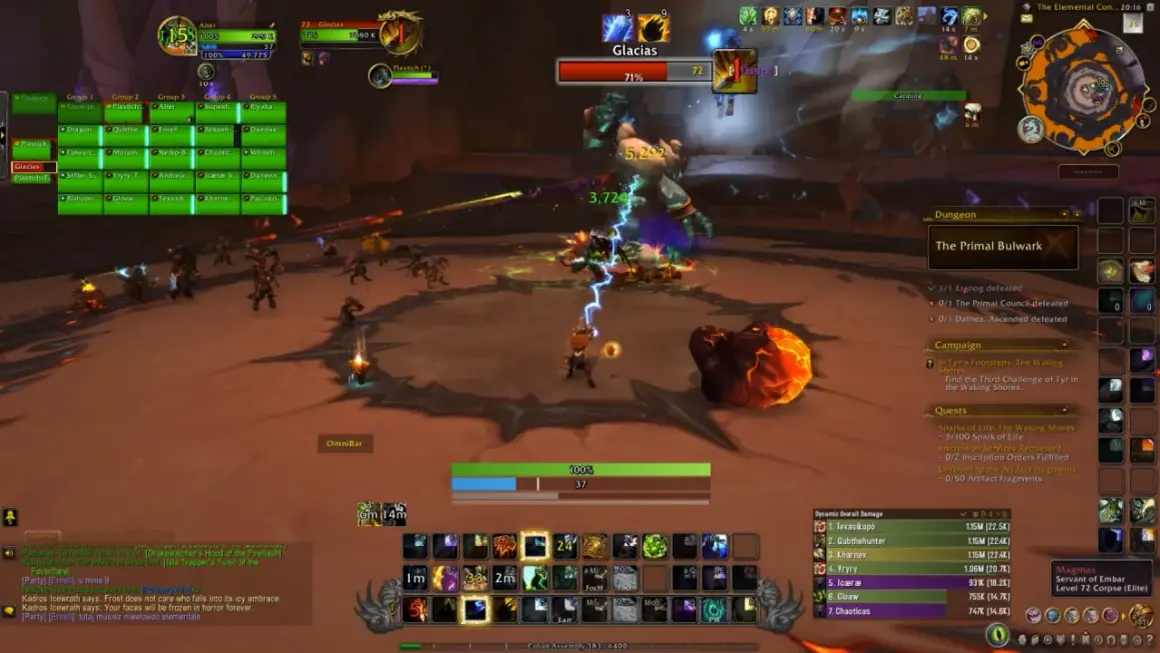 Gracze w grze **Warcraft online** walczą z potężnym bossem. Widoczny jest interfejs gry z paskami zdrowia, czarów i listą graczy.