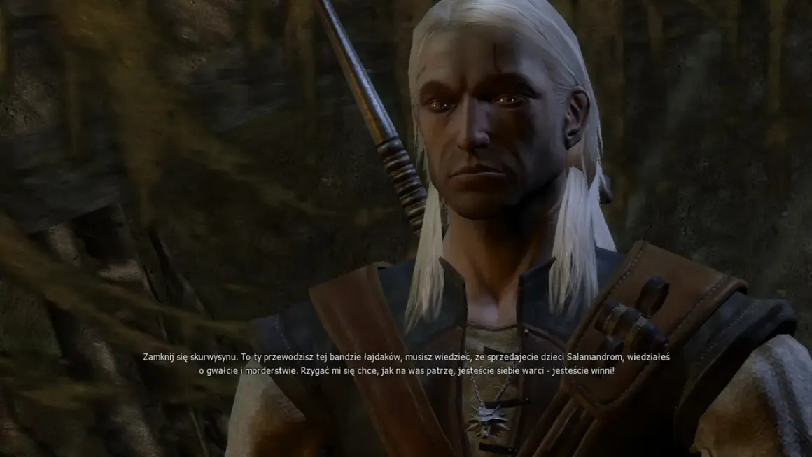 Polski wiedzmin Geralt z Rivii, z blizną na twarzy i srebrnym medalionem, wpatruje się w rozmówcę.