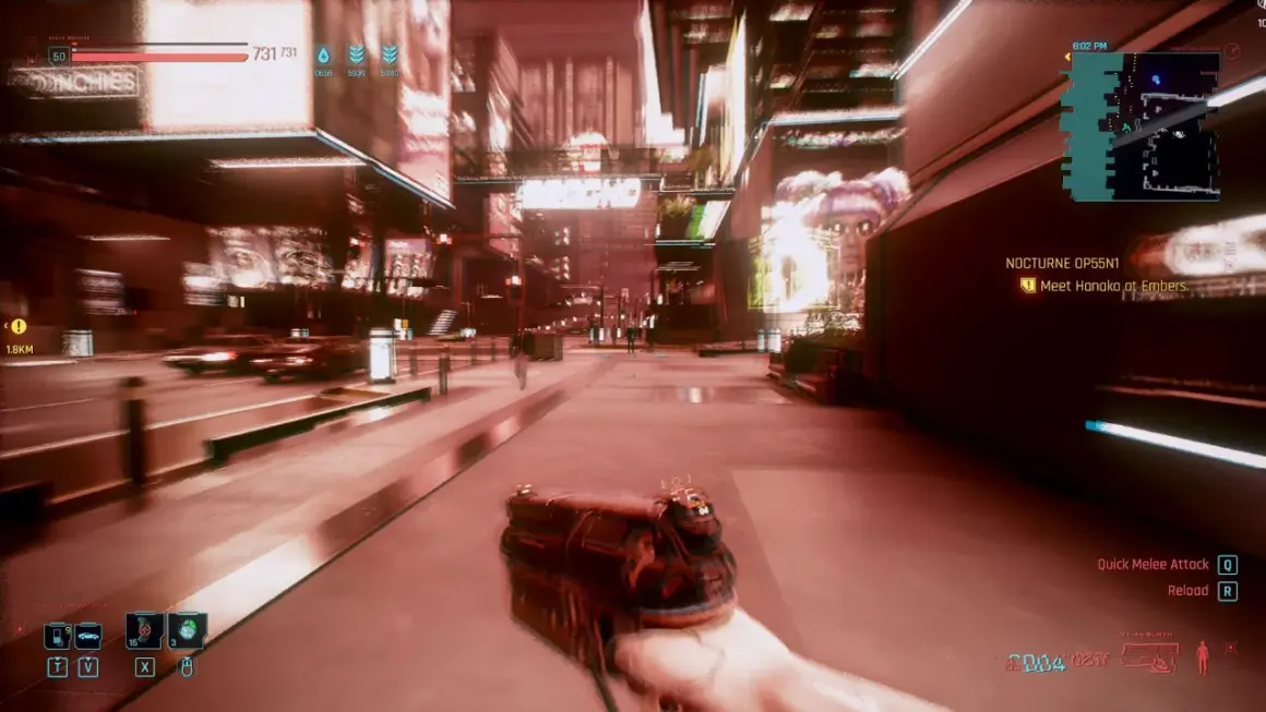 Wizja z gry Cyberpunk 2077, gdzie cyberpsychoza jest realnym zagrożeniem. Gracz trzyma broń, przemierzając neonowe ulice Night City.