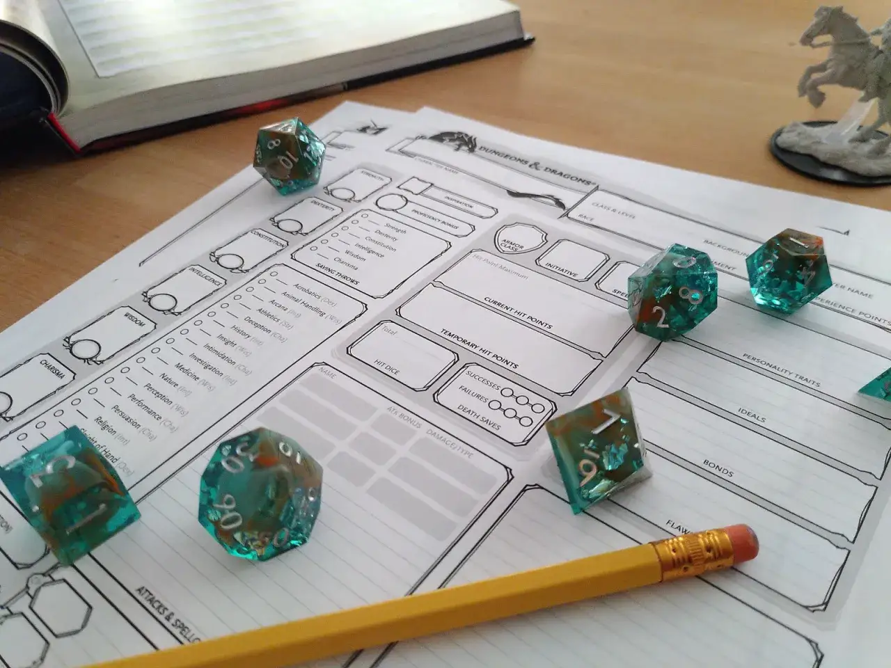 Kości do gry d&d gra leżą na karcie postaci. Żółta kredka i figurka konia dopełniają scenę.