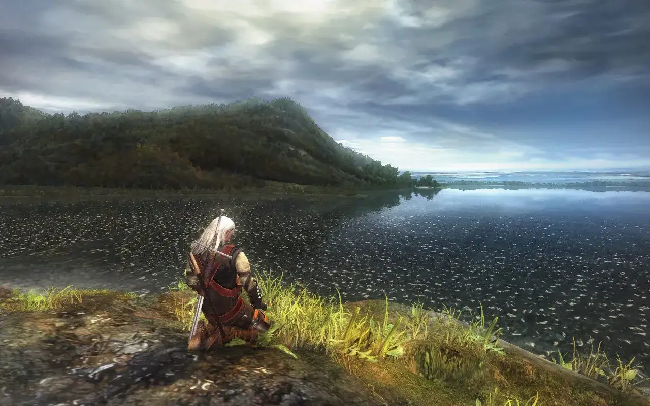 Geralt z Rivii klęczy nad jeziorem, przygotowując się do polowania. Wygląda jak z wiedzmin 1 remake.