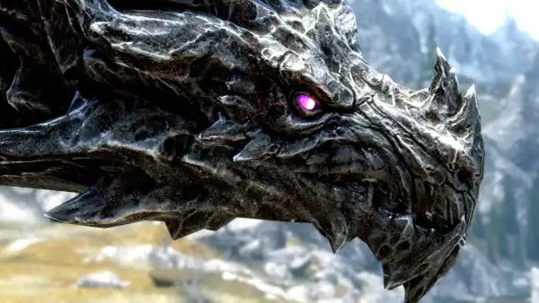 Smoczy łeb z fioletowym okiem, groźny jak każdy dragonborn.