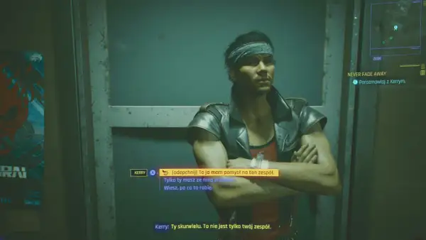 Cyberpunk czynnik ludzki: Kerry, z opaską na głowie i w skórzanej kurtce, dyskutuje o zespole. Jego wyraz twarzy sugeruje napięcie.