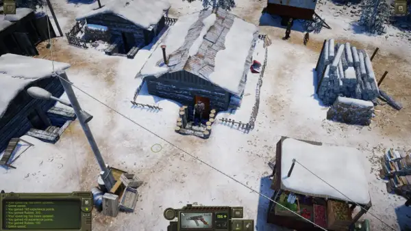 Zimowa osada w Atom RPG Trudograd. Postać stoi przed chatą, obok stosy drewna i stragan z warzywami.