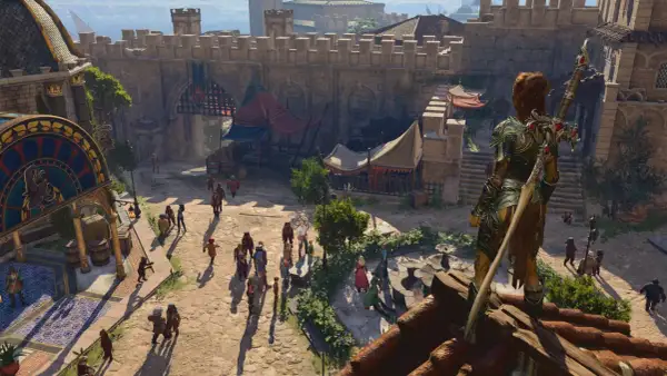 Postać w zbroi z mieczem na dachu, obserwuje tętniący życiem rynek. Czy warto kupić Baldur's Gate 3?