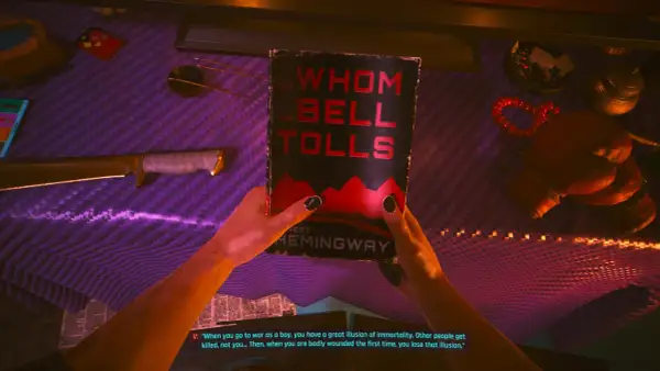 Ręce trzymają książkę "Komu bije dzwon" na tle cyberpunkowego stołu. Jackie z Cyberpunka mógłby czytać tę książkę.