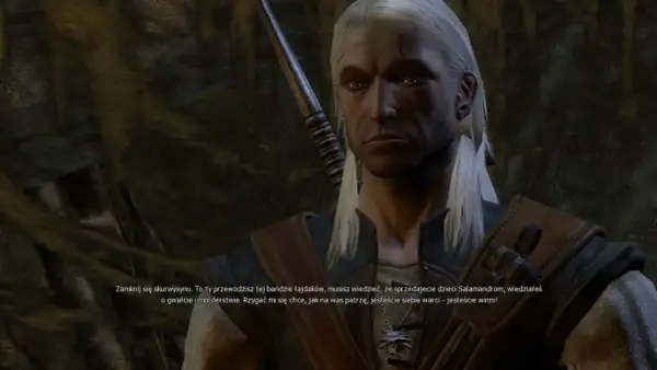 Polski wiedzmin Geralt z Rivii, z blizną na twarzy i srebrnym medalionem, wpatruje się w rozmówcę.