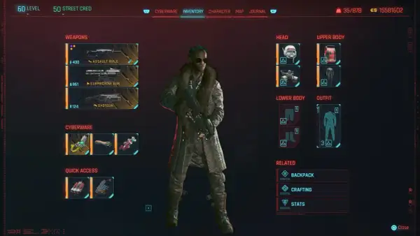 Gracz w grze cyberpunk, gotowy na nowe wyzwania w trybie new game plus, z arsenałem broni i ekwipunkiem.