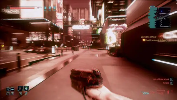 Wizja z gry Cyberpunk 2077, gdzie cyberpsychoza jest realnym zagrożeniem. Gracz trzyma broń, przemierzając neonowe ulice Night City.